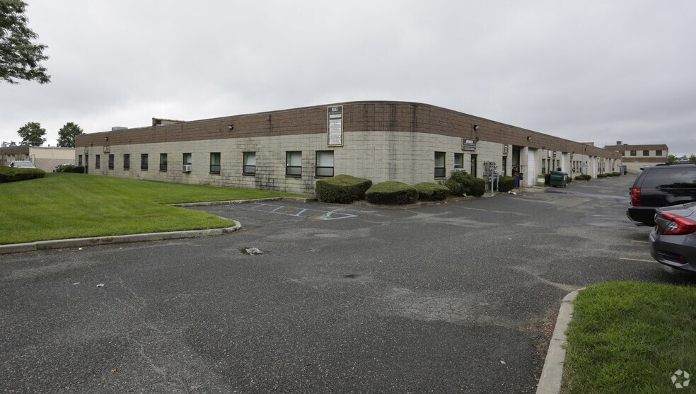 66 S 2nd St, Bay Shore, NY à louer - Photo principale – Image 1 sur 5