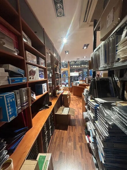 Local commercial dans Paris à louer - Photo intérieure – Image 3 sur 3