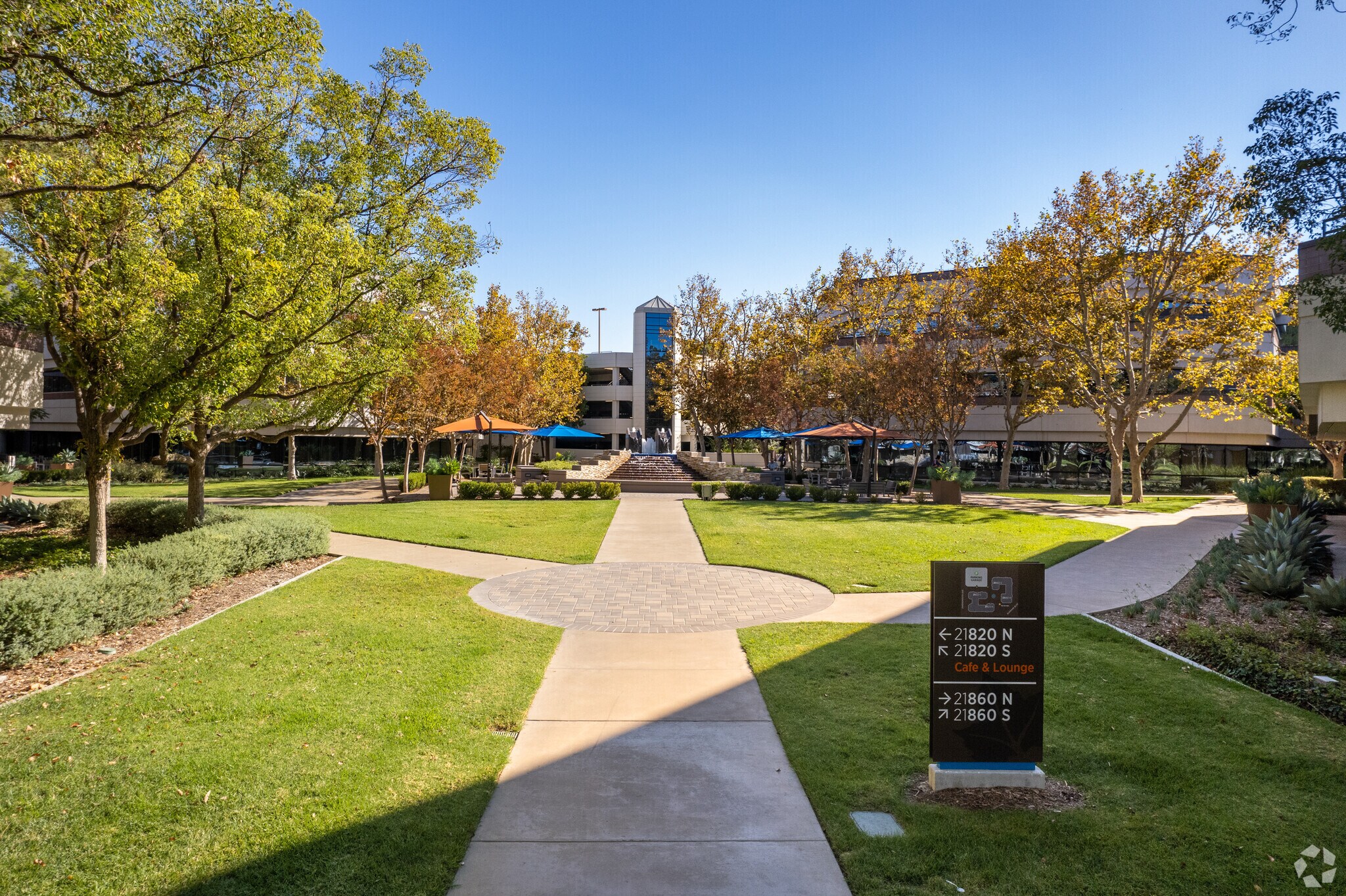 21820 Burbank Blvd, Woodland Hills, CA à louer Photo de l’immeuble– Image 1 sur 8