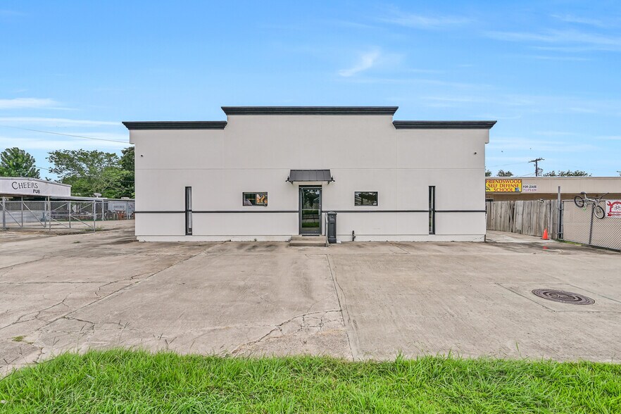 512 N Friendswood Dr, Friendswood, TX à louer - Photo de l’immeuble – Image 2 sur 23