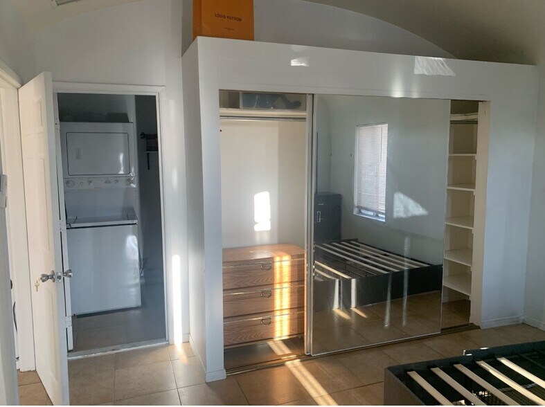 7304 Canby Ave, Reseda, CA à louer - Photo intérieure – Image 3 sur 9