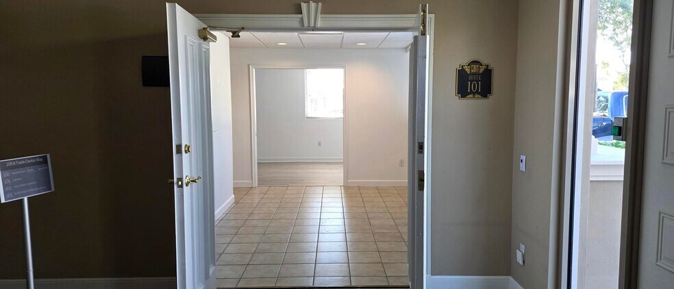 1854 Trade Center Way, Naples, FL à louer - Photo intérieure – Image 2 sur 11