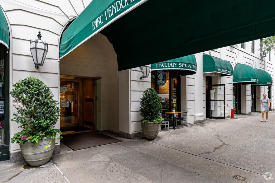 332-350 W 57th St, New York, NY à vendre - Photo de l’immeuble – Image 3 sur 35