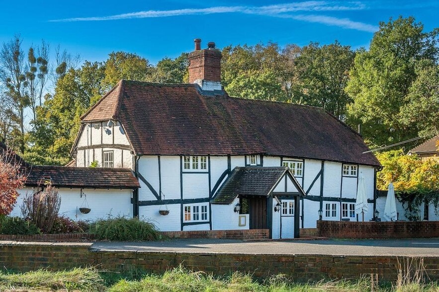 125 Windsor Rd, Chobham à vendre - Photo de l’immeuble – Image 3 sur 18