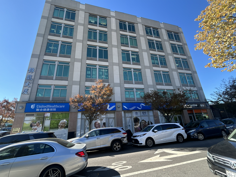 6402 8th Ave, Brooklyn, NY à vendre - Photo de l’immeuble – Image 2 sur 2