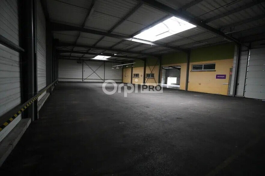 Local d’activités dans Dole à louer - Photo de l’immeuble – Image 1 sur 7