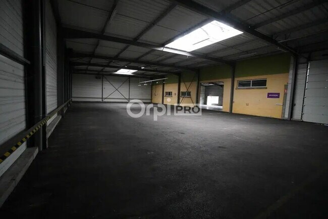 Plus de détails pour Local d'activités à louer