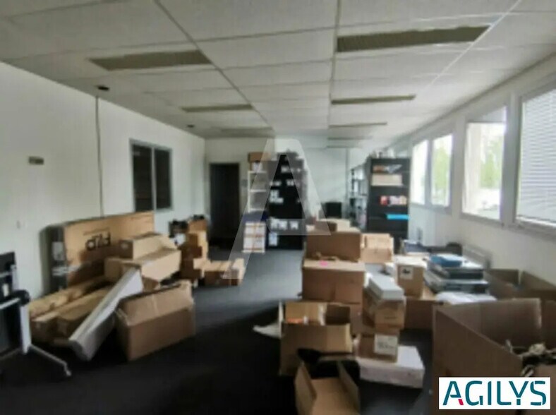 Local d’activités dans Coignières à louer - Photo intérieure – Image 3 sur 3