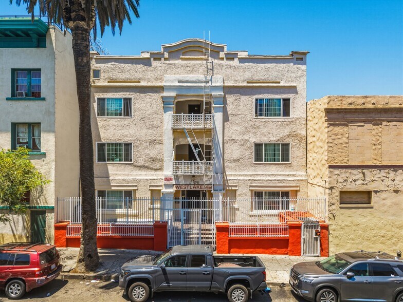711 S westlake Ave, Los Angeles, CA à vendre - Photo de l’immeuble – Image 2 sur 8