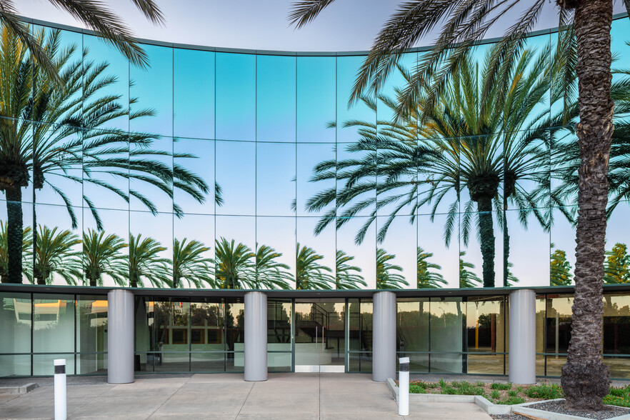 2885 Loker Ave E, Carlsbad, CA à louer - Photo de l’immeuble – Image 3 sur 10