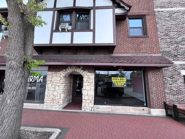16 W Busse Ave, Mount Prospect, IL à louer - Photo de l’immeuble – Image 2 sur 13