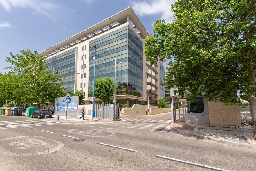 Bureau dans Rivas-Vaciamadrid, Madrid à vendre - Photo de l’immeuble – Image 2 sur 9