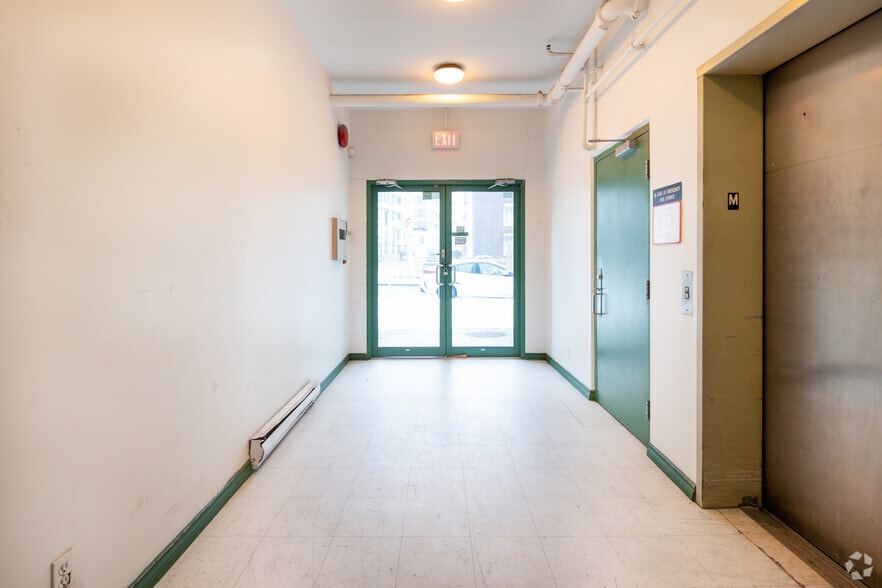 68 E 1st Ave, Vancouver, BC à louer - Hall d’entrée – Image 2 sur 7