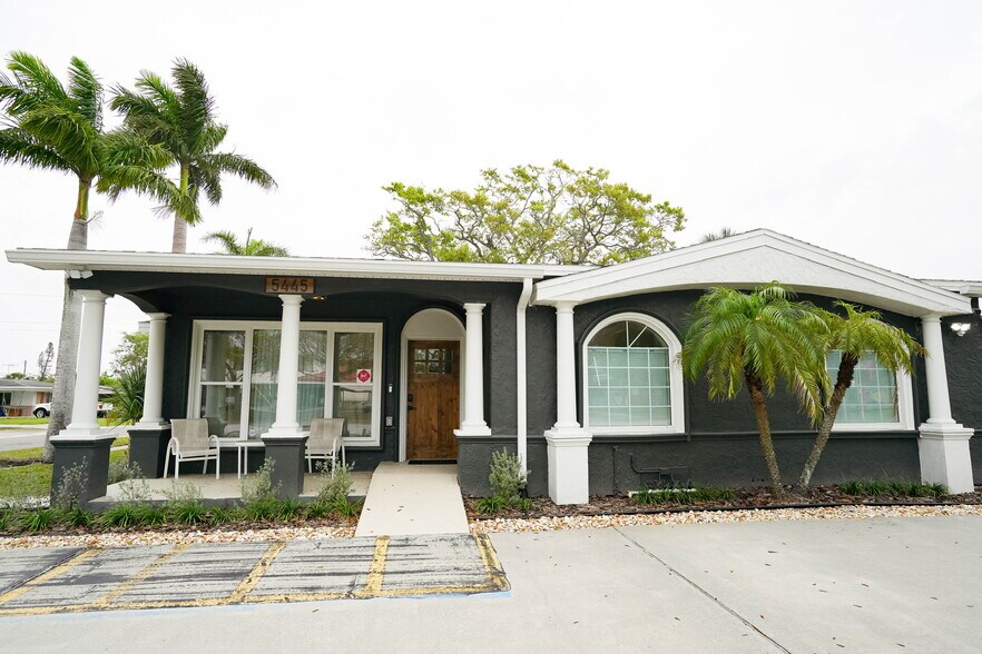 5445 16th St N, Saint Petersburg, FL à louer - Photo principale – Image 1 sur 3