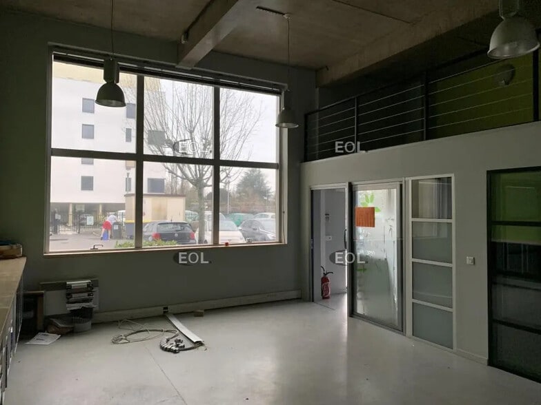 Local d’activités dans La Verrière à louer - Photo de l’immeuble – Image 1 sur 7