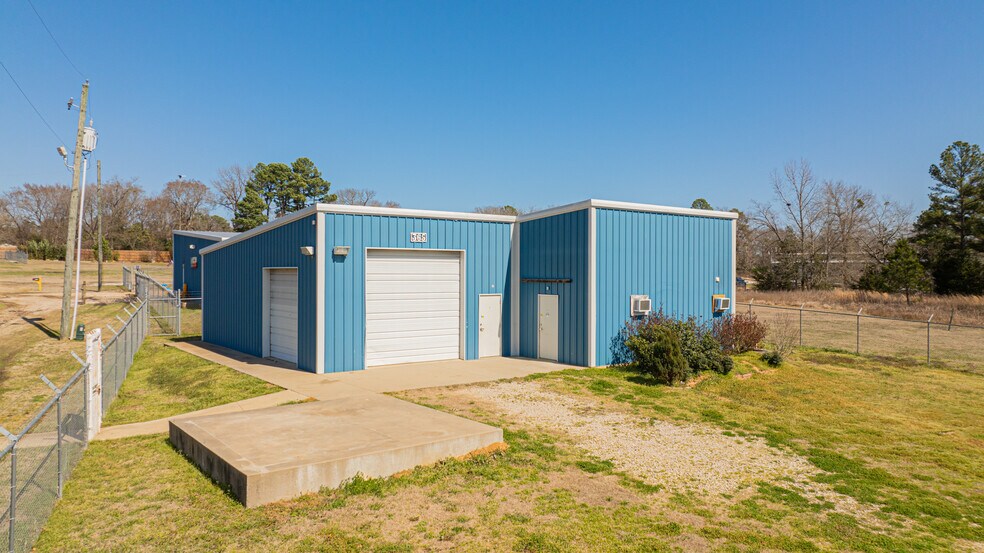 365 E Pacific Ave, Gladewater, TX à vendre - Photo de l’immeuble – Image 2 sur 12