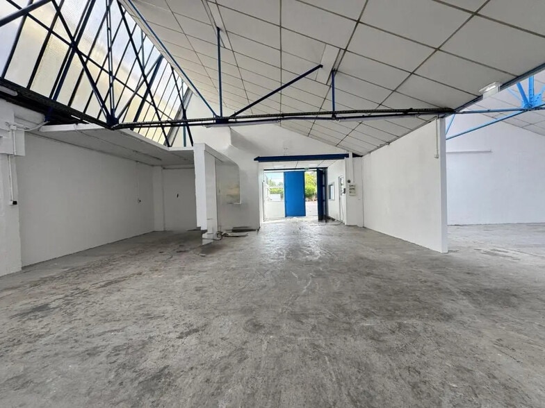 Local d’activités dans Montreuil à louer - Photo de l’immeuble – Image 3 sur 11