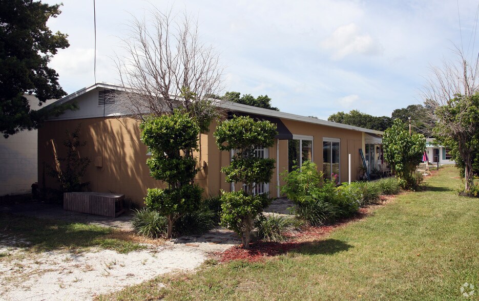 562 Indian Rocks Rd, Largo, FL à vendre - Photo de l’immeuble – Image 3 sur 4
