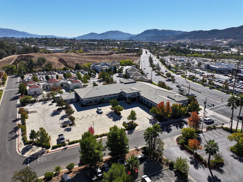 26770 Ynez Ct, Temecula, CA à vendre - Photo de l’immeuble – Image 1 sur 18