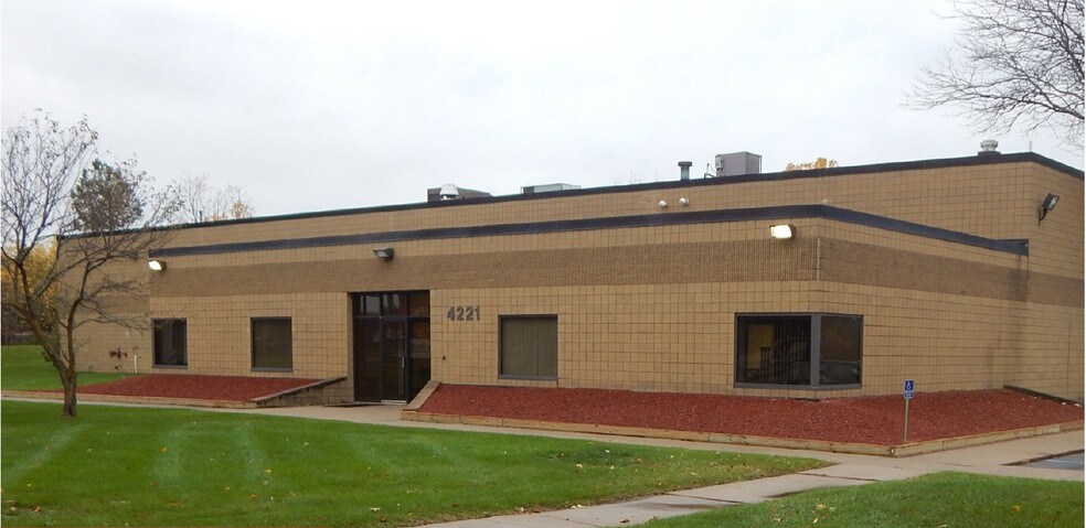 4221 James P Cole Blvd, Flint, MI à louer - Photo de l’immeuble – Image 1 sur 6