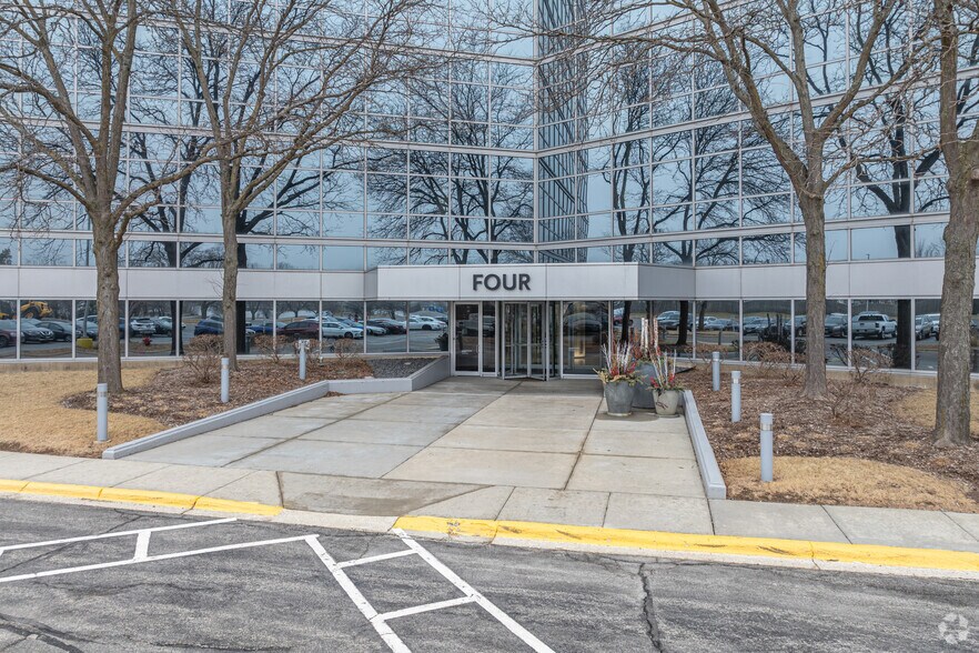 4 Westbrook Corporate Ctr, Westchester, IL à louer - Photo de l’immeuble – Image 3 sur 3