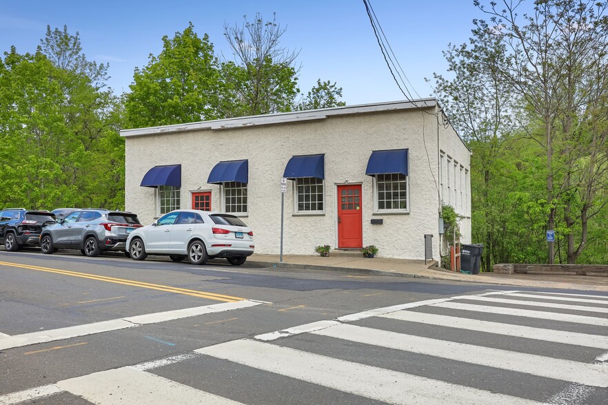 301 Valley Rd, Cos Cob, CT à vendre - Photo de l’immeuble – Image 3 sur 28