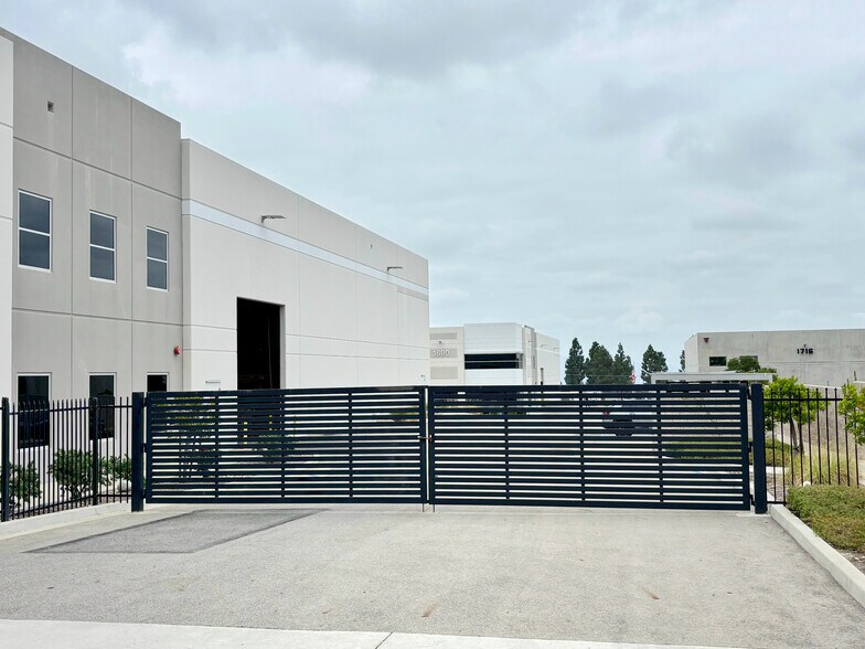 1704 W 11th St, Upland, CA à louer - Photo de l’immeuble – Image 2 sur 4