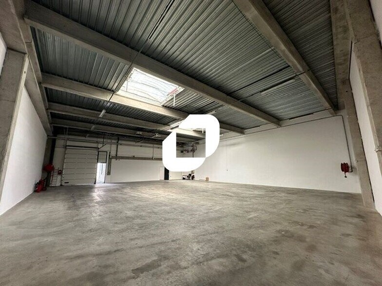 Local d’activités dans Le Bourget à louer - Photo de l’immeuble – Image 3 sur 20