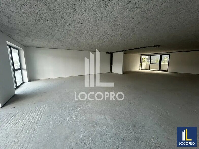 Bureau dans Saint-Laurent-du-Var à louer - Photo de l’immeuble – Image 1 sur 10