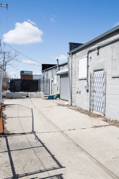 300 E 8 Mile Rd, Detroit, MI à vendre - Photo de l’immeuble – Image 2 sur 6