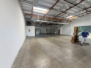 25133 Avenue Tibbitts, Valencia, CA à louer Photo intérieure– Image 2 sur 4