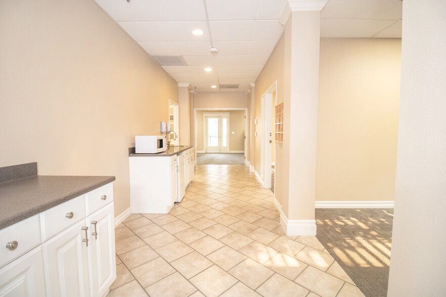 8175 Limonite Ave, Jurupa Valley, CA à louer - Photo de l’immeuble – Image 2 sur 8