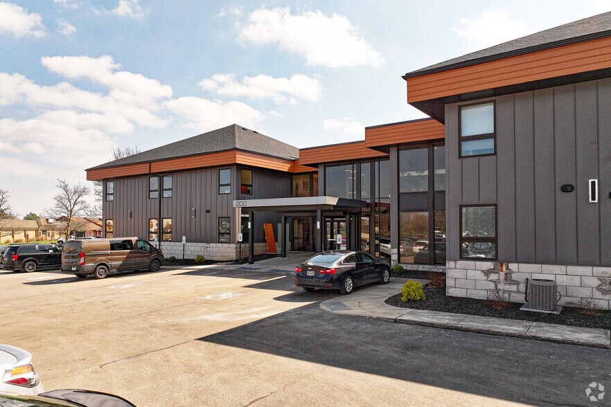 200 White Spruce Blvd, Rochester, NY à vendre - Photo principale – Image 1 sur 9