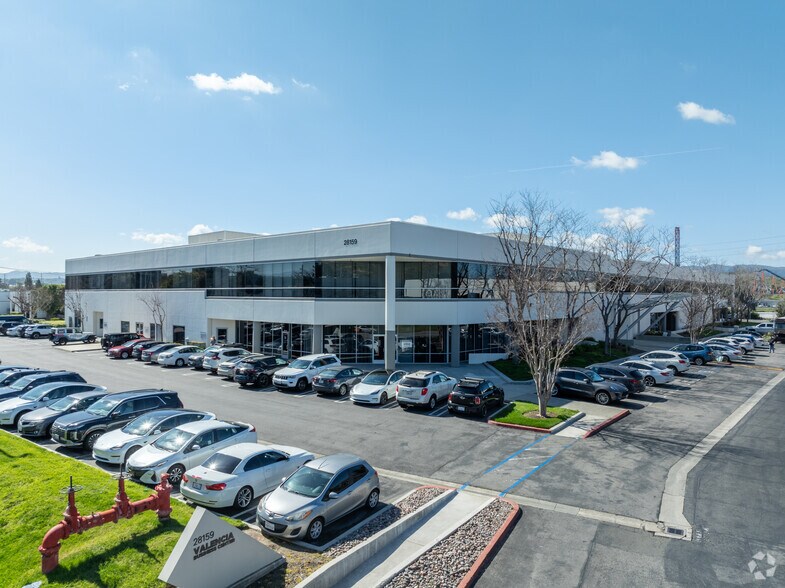 28159 Avenue Stanford, Valencia, CA à louer - Photo de l’immeuble – Image 2 sur 7