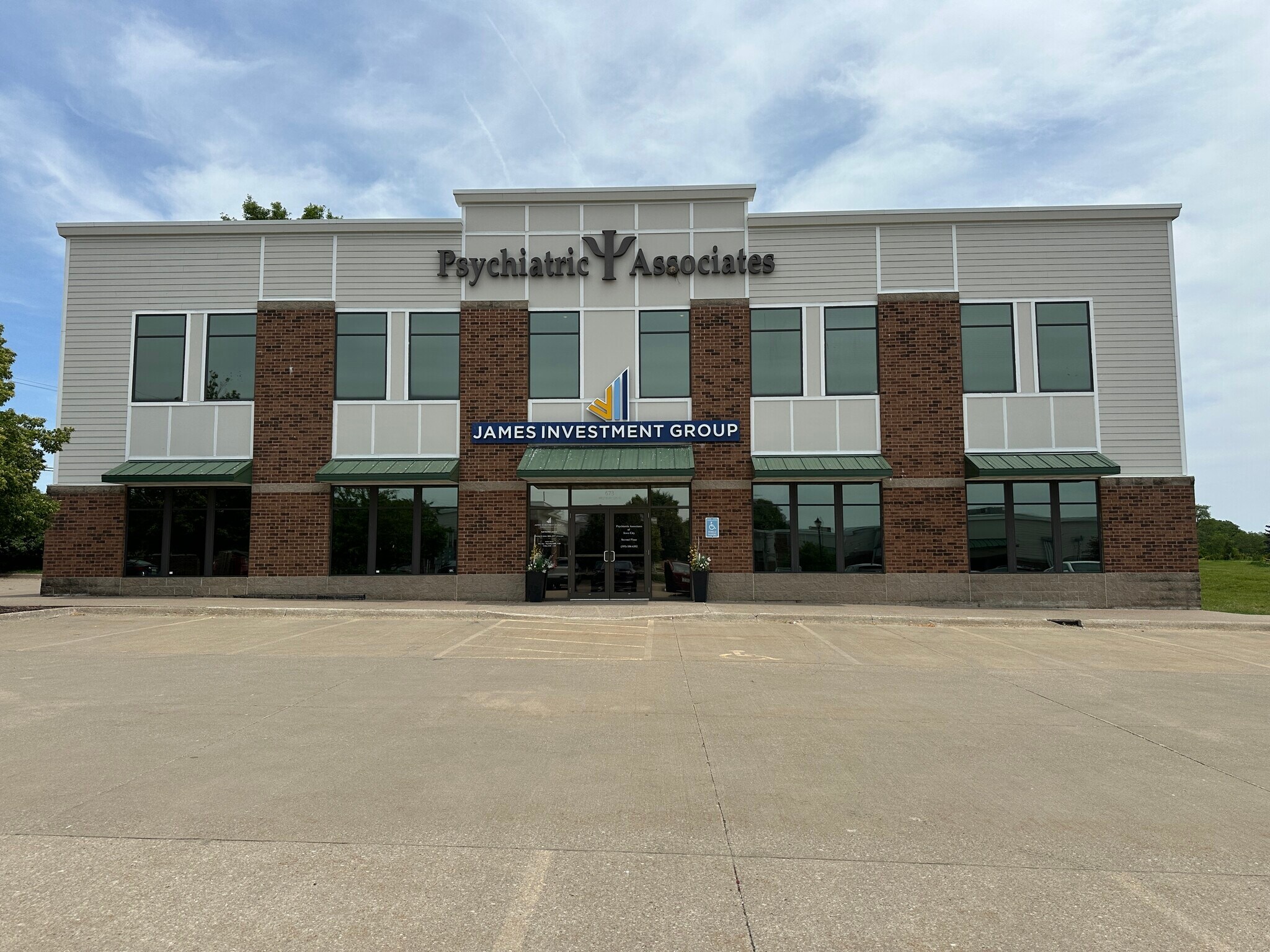 673 Westbury Dr, Iowa City, IA à vendre Photo de l’immeuble– Image 1 sur 3