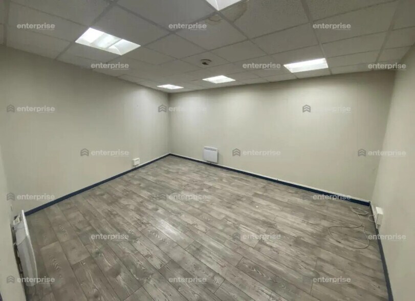 Bureau dans Saint-Quentin à vendre - Photo intérieure – Image 2 sur 6