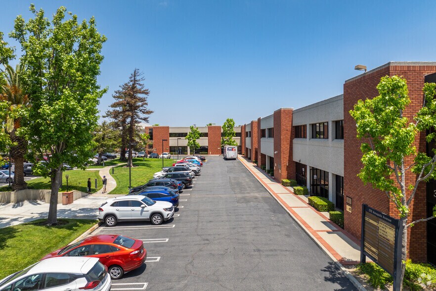 370 Amapola Ave, Torrance, CA à louer - Photo de l’immeuble – Image 3 sur 9