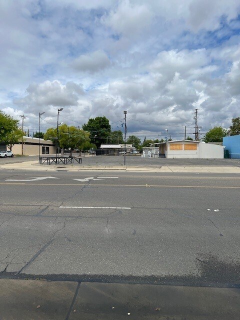 61 W 16th St, Merced, CA à vendre Photo de l’immeuble– Image 1 sur 5