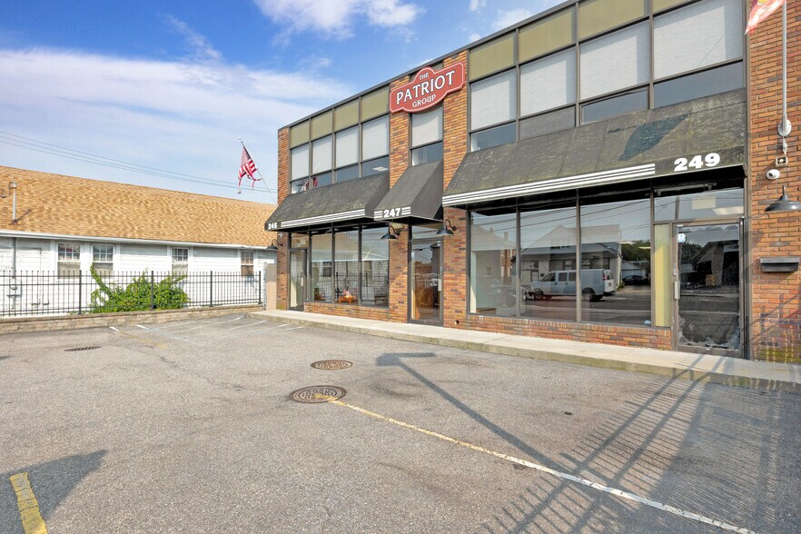 245-249 W Montauk Hwy, Lindenhurst, NY à louer - Photo de l’immeuble – Image 3 sur 22