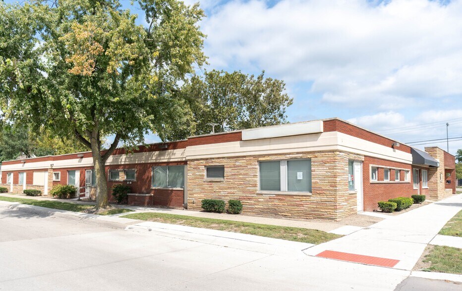 18101-18111 E Warren Ave, Detroit, MI à louer - Photo de l’immeuble – Image 2 sur 5
