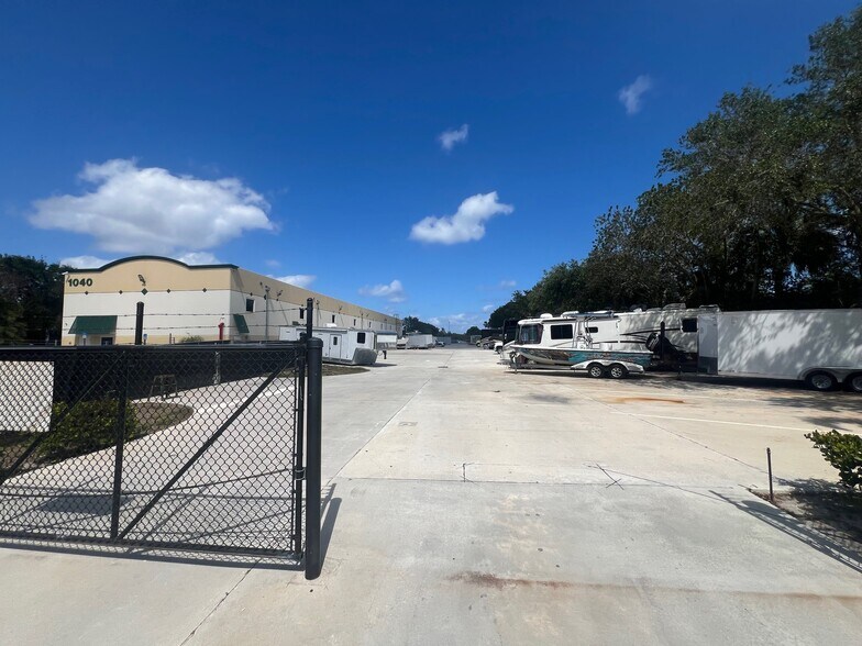 1020 W Industrial Ave, Boynton Beach, FL à louer - Photo de l’immeuble – Image 2 sur 7