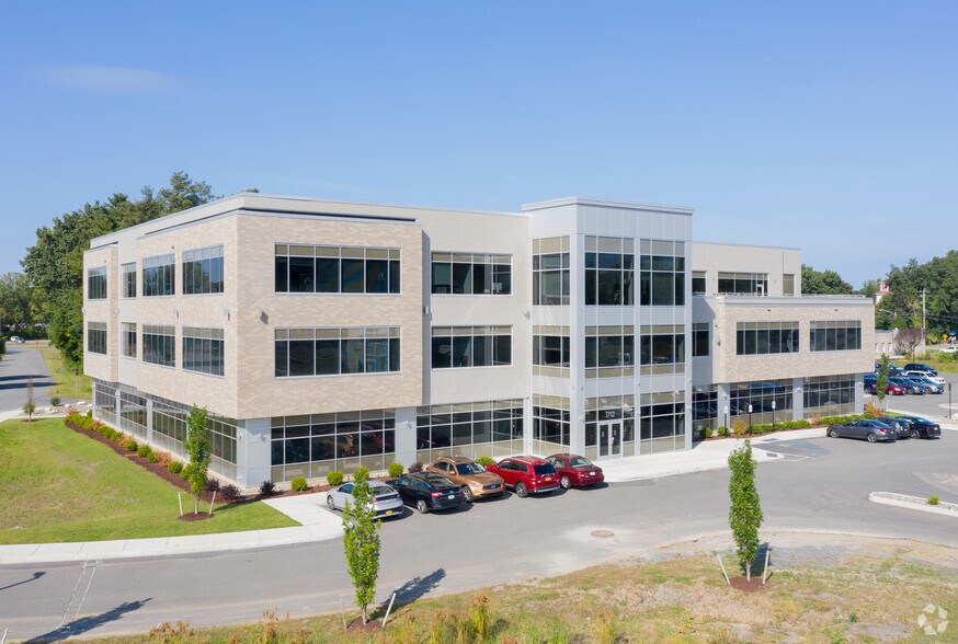 1712 Route 9, Halfmoon, NY à louer - Photo principale – Image 1 sur 28