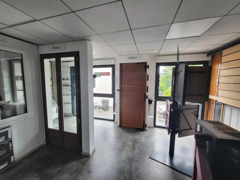 Bureau dans Saint-Laurent-de-Mure à vendre - Photo intérieure – Image 2 sur 4