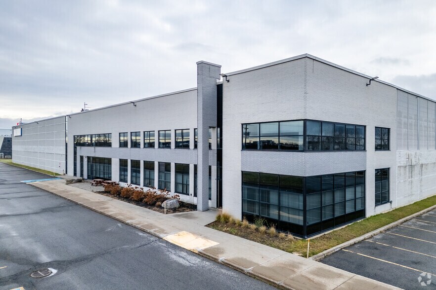 123 Av Avro, Dorval, QC à louer - Photo de l’immeuble – Image 1 sur 11