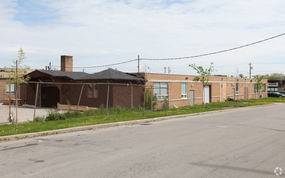 120 Tycos Dr, Toronto, ON à vendre - Photo de l’immeuble – Image 2 sur 2
