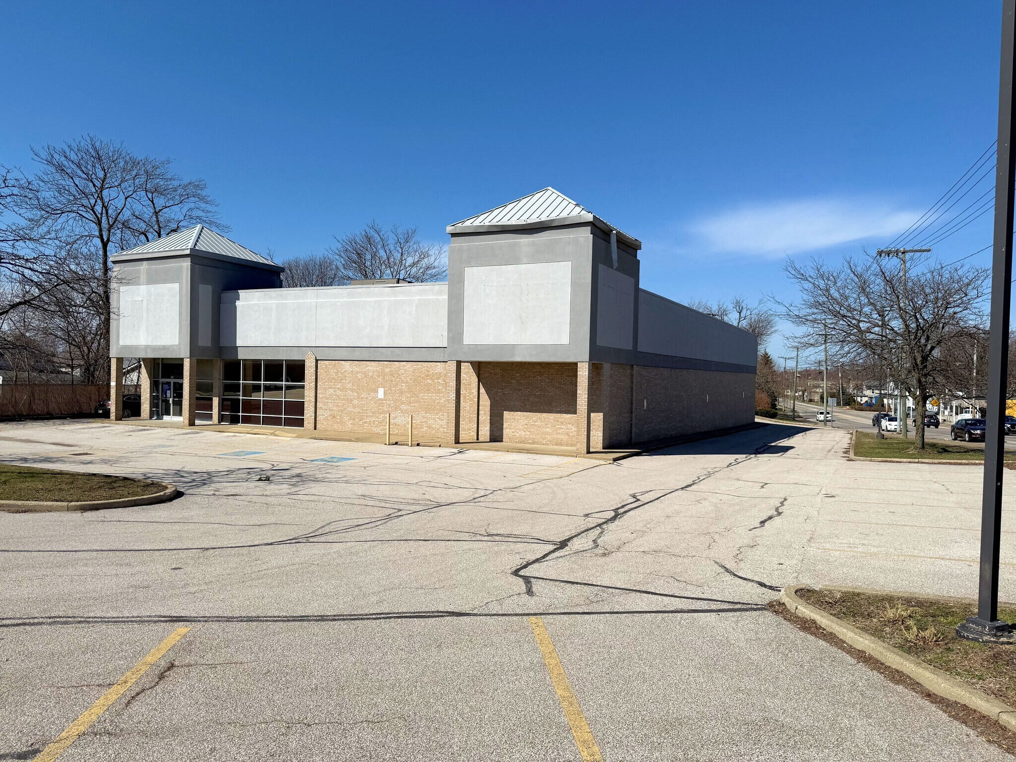 1115 W Prospect Rd, Ashtabula, OH à vendre Photo principale– Image 1 sur 11