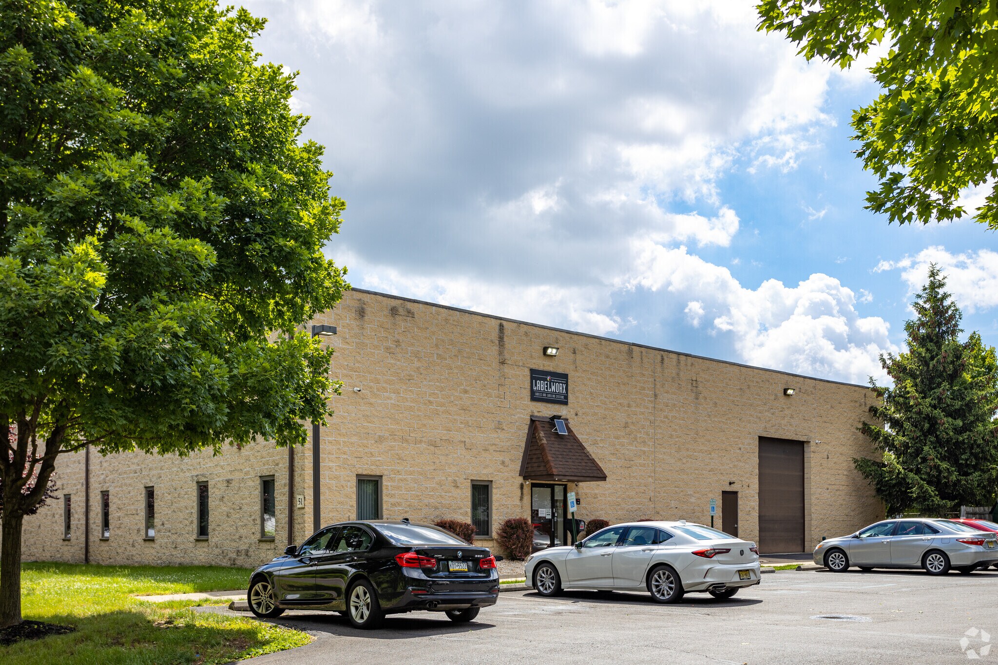 51 Runway Dr, Levittown, PA à louer Photo principale– Image 1 sur 6