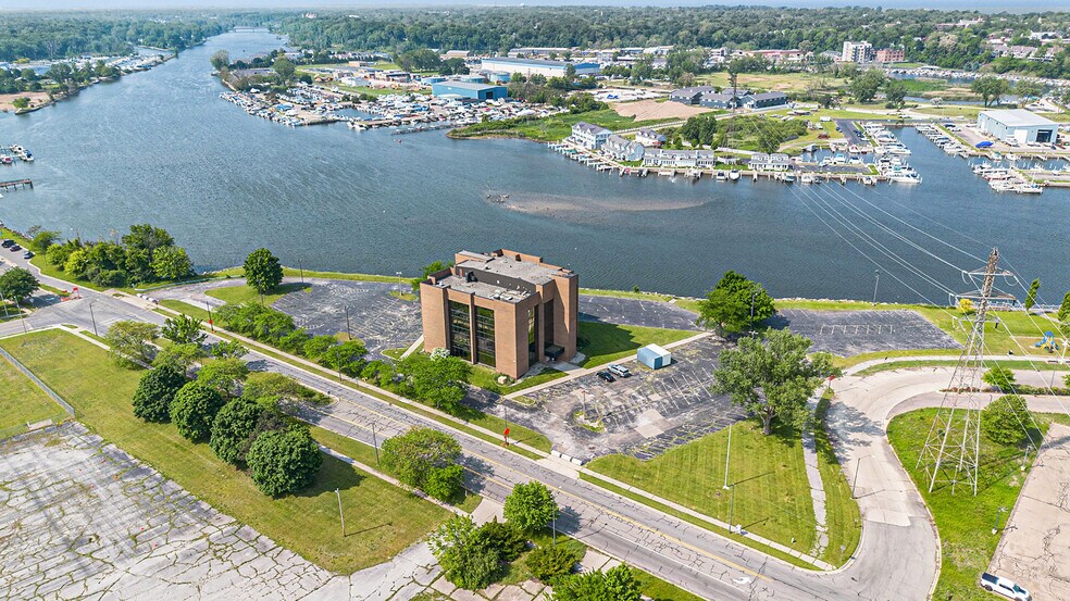 400 Riverview Dr, Benton Harbor, MI à vendre - Photo de l’immeuble – Image 3 sur 23
