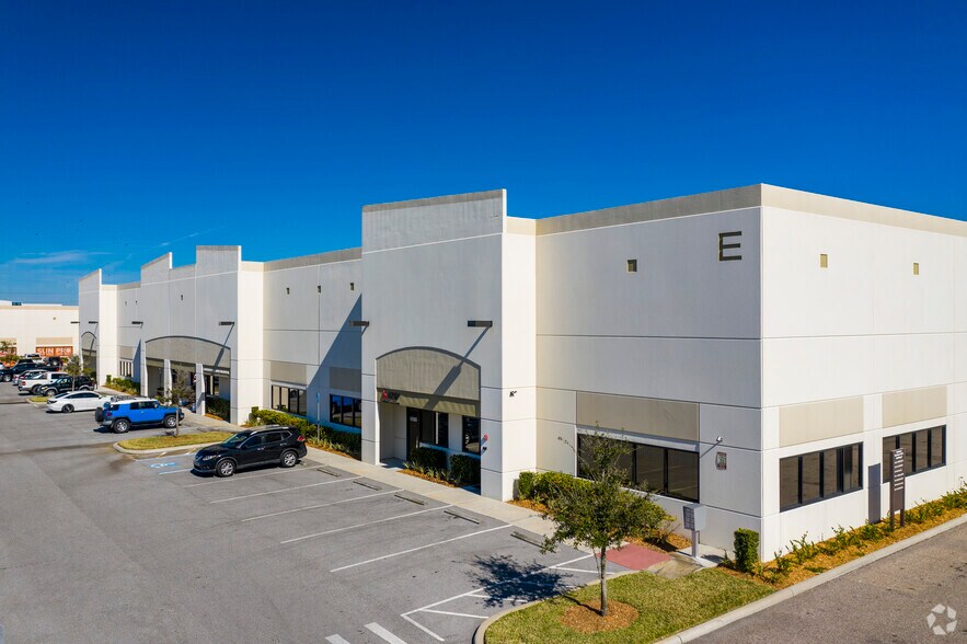 4570-4582 Eagle Falls Pl, Tampa, FL à louer - Photo de l’immeuble – Image 2 sur 6