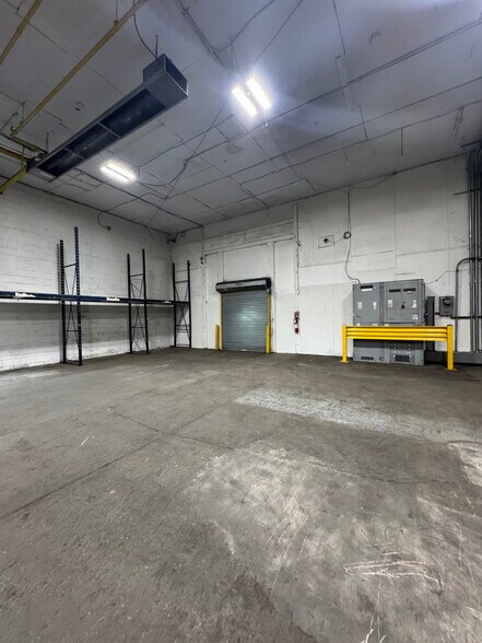 12 Wisconsin Ct, Bay Shore, NY à louer - Photo de l’immeuble – Image 3 sur 6